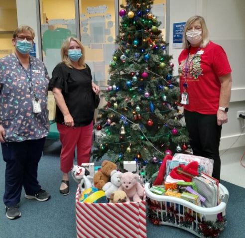 Paediatric Ward Staff Members Spread Christmas Cheer With Donation Paediatric Ward Staff Members Spread Christmas Cheer With Donation